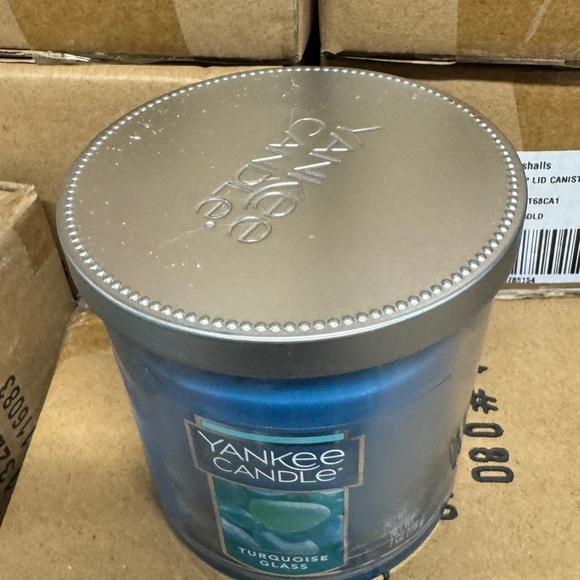 RETIRED Yankee Candle “Turquoise Glass” a light and fresh fragrance 7 ounce size - Picture 3 of 3
